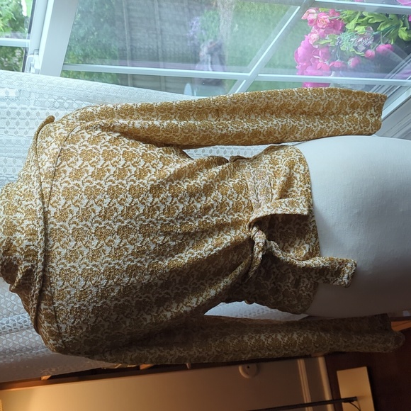 Gorgeous Golden Long Sleeves Wrap - Picture 6 of 7